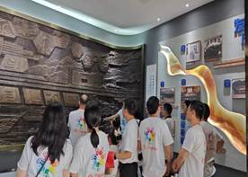 一群人站在室内AI 生成的内容可能不正确。